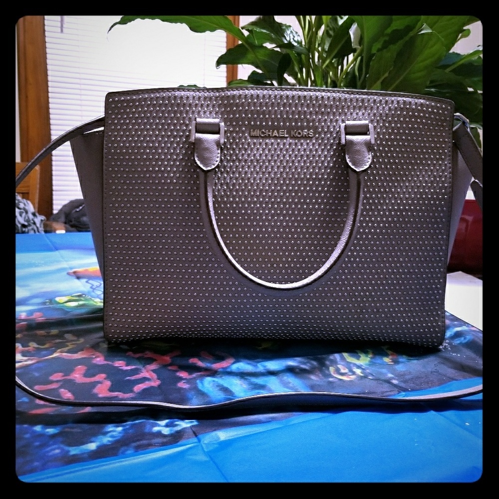 🤩🤩GREY STUDDED Michael kors purse🤩🤩